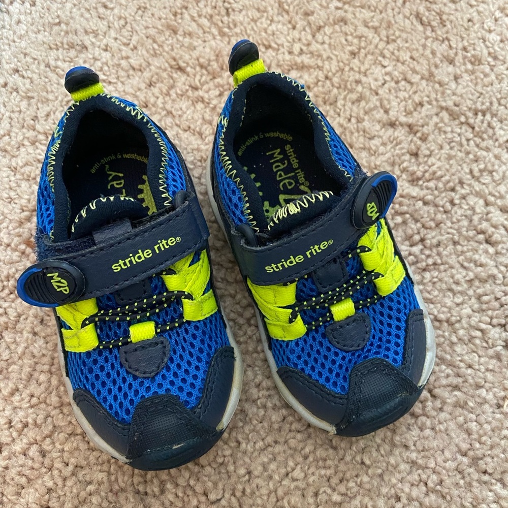 Stride rite made 2 play sneakers